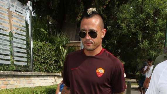 Twitter AS Roma: "Nainggolan saluta i tifosi al Lakeside Stadium"