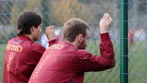 Daniele De Rossi rimane a guardare la Primavera dopo l'allenamento