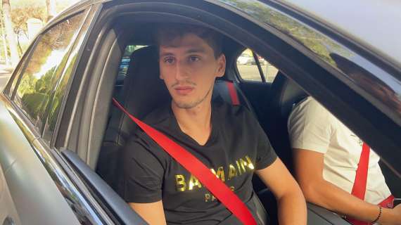 Trigoria, Kumbulla si ferma a firmare autografi ai tifosi