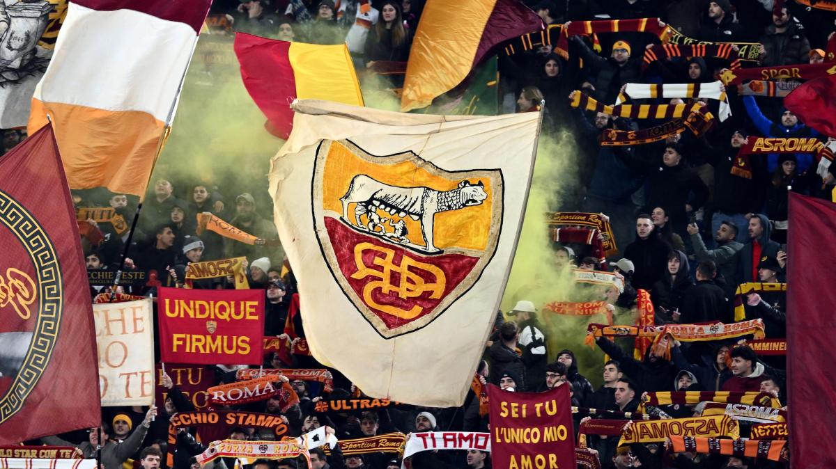 Tifosi giallorossi cantano l’inno fuori dall’hotel della Roma. VIDEO!