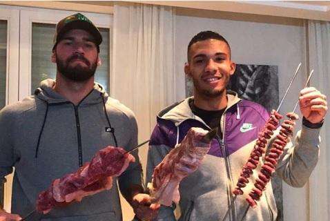 Instagram, Jesus e Alisson festeggiano la vittoria contro il Crotone con il Churrasco. FOTO!