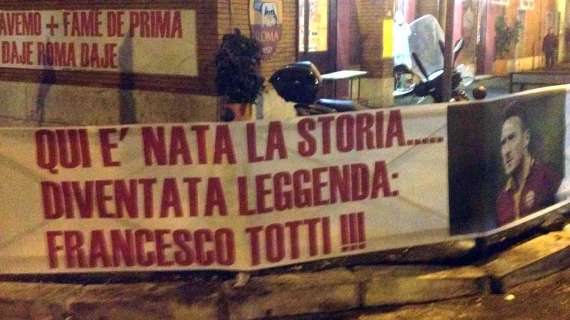 Striscione per Totti: "Qui è nata la storia...diventata leggenda: Francesco Totti". FOTO!