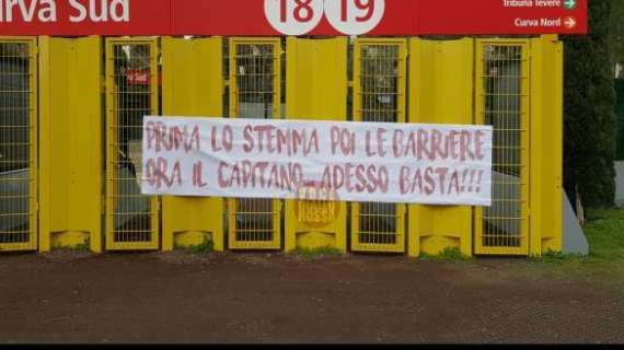 Striscione esposto sui cancelli di Curva Sud: "Prima lo stemma, poi le barriere, ora il capitano... adesso basta". FOTO!