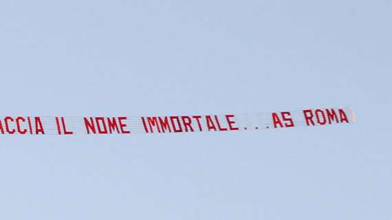 Nuovo striscione dei tifosi romanisti sull'Olimpico. FOTO!