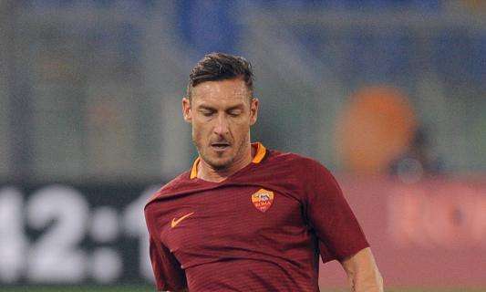 Una maglia di Totti in vendita per la onlus Art4sport