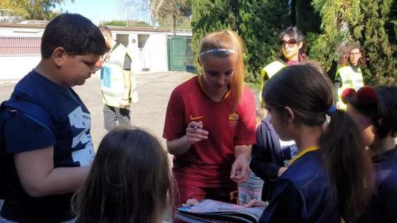 Roma Femminile, Jenny Bitzer firma autografi al termine della sfida contro l'Atalanta Mozzanica. FOTO! VIDEO!