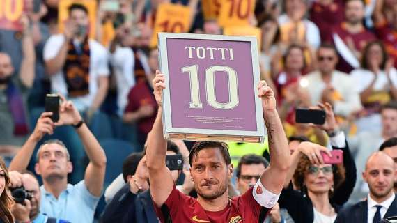 Cori per Totti, l'ex capitano ringrazia i tifosi: "Io e te per sempre"