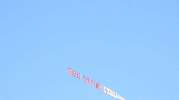 Aereo sorvola l'Olimpico: "Grazie Capitano". FOTO!