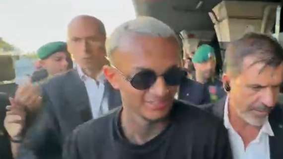 Wesley è arrivato nella Capitale: "Forza Roma!". Firmerà fino al 2030. VIDEO!