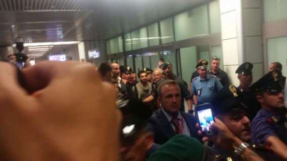 FIUMICINO - Mohamed Salah lascia l'aeroporto direzione Trigoria. FOTO! VIDEO!