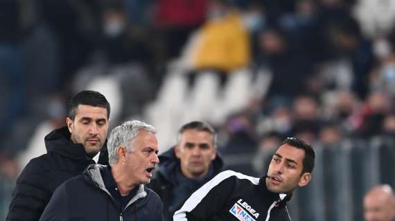 Mourinho polemico contro la Juventus su Instagram: "Un rigore è stato fatto ribattere, un altro no. Indovina quale"