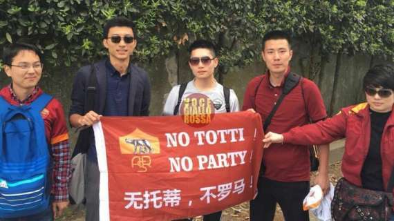 Tifosi cinesi a Trigoria: "No Totti, no party". FOTO!