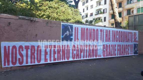 Striscione per Francesco Totti a Via Vetulonia. FOTO!