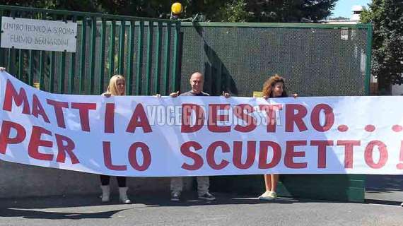 Striscione a Trigoria: "Mattia Destro per lo scudetto!". FOTO!