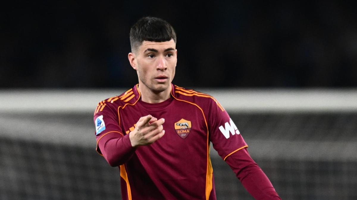 Roma-Juventus - Hermoso e Soulé seguono il riscaldamento dalla panchina