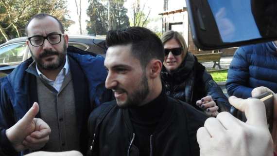 POLITANO - Terminate le visite mediche. Il giocatore a Trigoria, nel pomeriggio la partenza per Parma. I tifosi: "Bentornato a casa". FOTO! VIDEO!