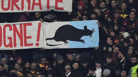 VG - Milan-Roma, presente nel settore dei tifosi romanisti la bandiera biancoceleste col topo 