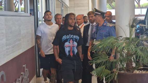 CIAMPINO - Atterrati Paredes e Sanches, scatenati i tifosi presenti. Terminate le visite mediche, ora a Trigoria. Niente ufficialità per oggi. FOTO! VIDEO!