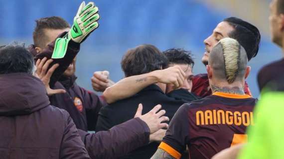 Abbraccio della squadra a Garcia dopo il gol di Florenzi. FOTO!