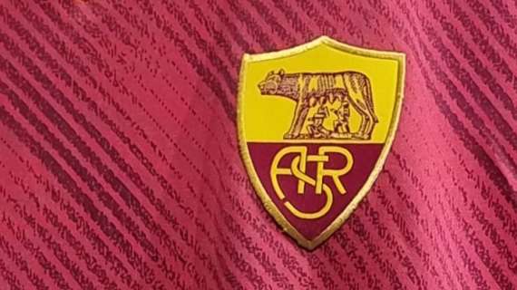 Le prime indiscrezioni sulla maglia del centenario: rosso pompeiano con dettagli ocra e bordeaux, tornerà lo stemma storico