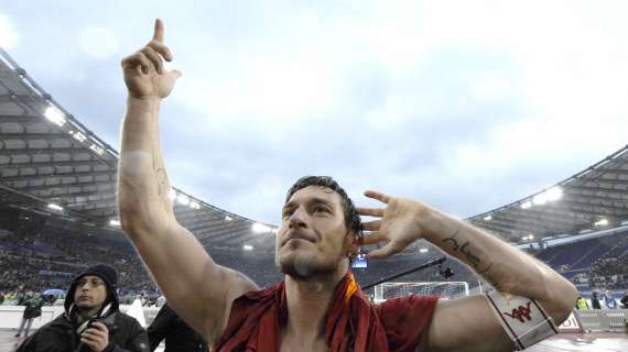"Sventola la bandiera, Francesco Totti leggenda vera"