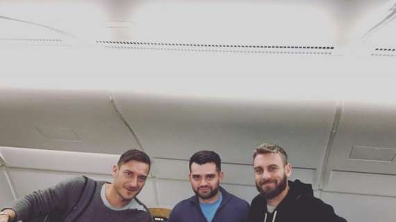 Twitter, l'agente di Salah in aereo con Totti e De Rossi. FOTO!