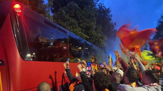 TRIGORIA - Mourinho alza la coppa davanti ai tifosi. FOTO! VIDEO!