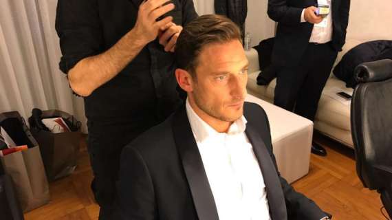 Sanremo, Totti: "Canterei qualsiasi inno avversario pur di vincere lo scudetto. Tra 20 anni mi vedo in un ruolo importante nel calcio, dentro o fuori la Roma". FOTO!