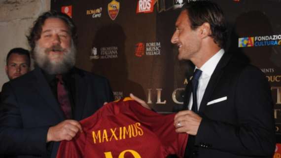 COLOSSEO - Totti incontra Russell Crowe: "Sei il nuovo numero 10 della Roma". L'attore: "Fantastico Francesco, ha fatto una carriera gloriosa". FOTO! VIDEO!