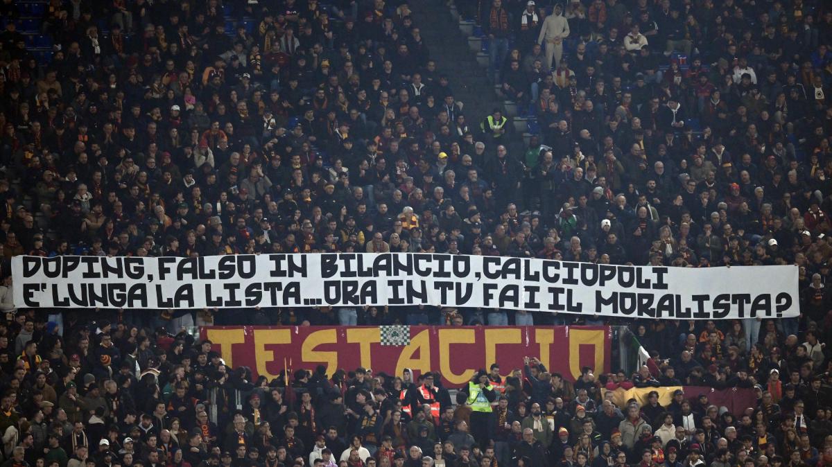 Roma-Juventus - Striscione in Distinti Sud: "Doping, falso in bilancio, calciopoli, è lunga la lista... ora in tv fai il moralista?". FOTO!