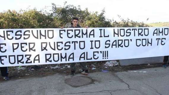 Trigoria, striscione a sostegno della squadra fuori dal Centro Sportivo. FOTO!