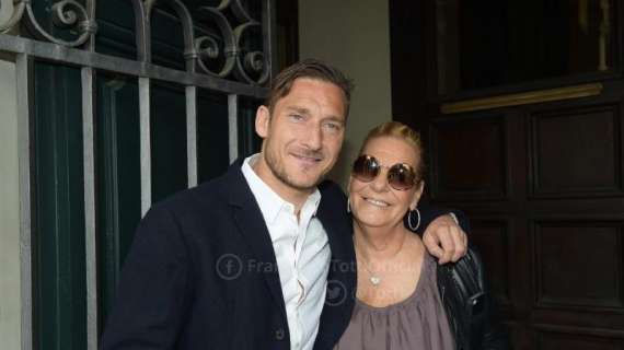 Twitter, Totti fa gli auguri alla mamma: "Se sono rimasto a Roma è anche grazie a te"