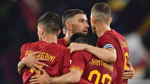 COVID-19 - La Roma mette all'asta una maglia firmata da tutta la squadra