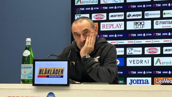 Conferenza stampa - Lazio, Sarri: "Ho perso solo un derby, è stata quasi una vergogna tornare a Formello. Rovella è da valutare, Castellanos recuperabile"