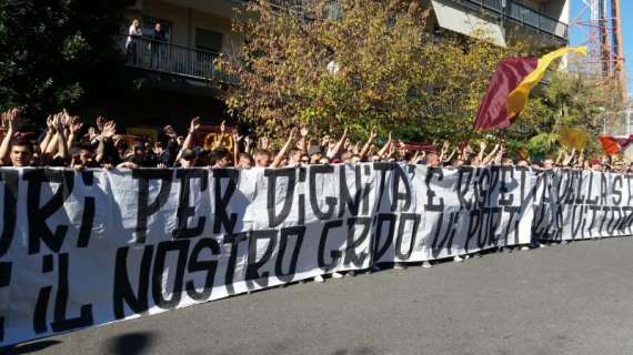 Hilton, striscione dei tifosi: "Fuori per dignità e rispetto della storia. Che il nostro grido vi porti alla vittoria!". FOTO!