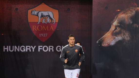 Totti regala la fascia da capitano a un tifoso svedese ferito. FOTO!