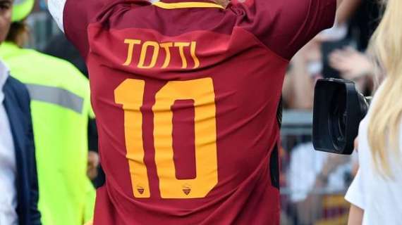 La Nannini celebra l'impresa in Champions della Roma e indossa la maglia di Totti. VIDEO!