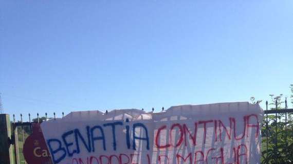 Trigoria, qualche applauso dei tifosi e uno striscione per Benatia. FOTO!