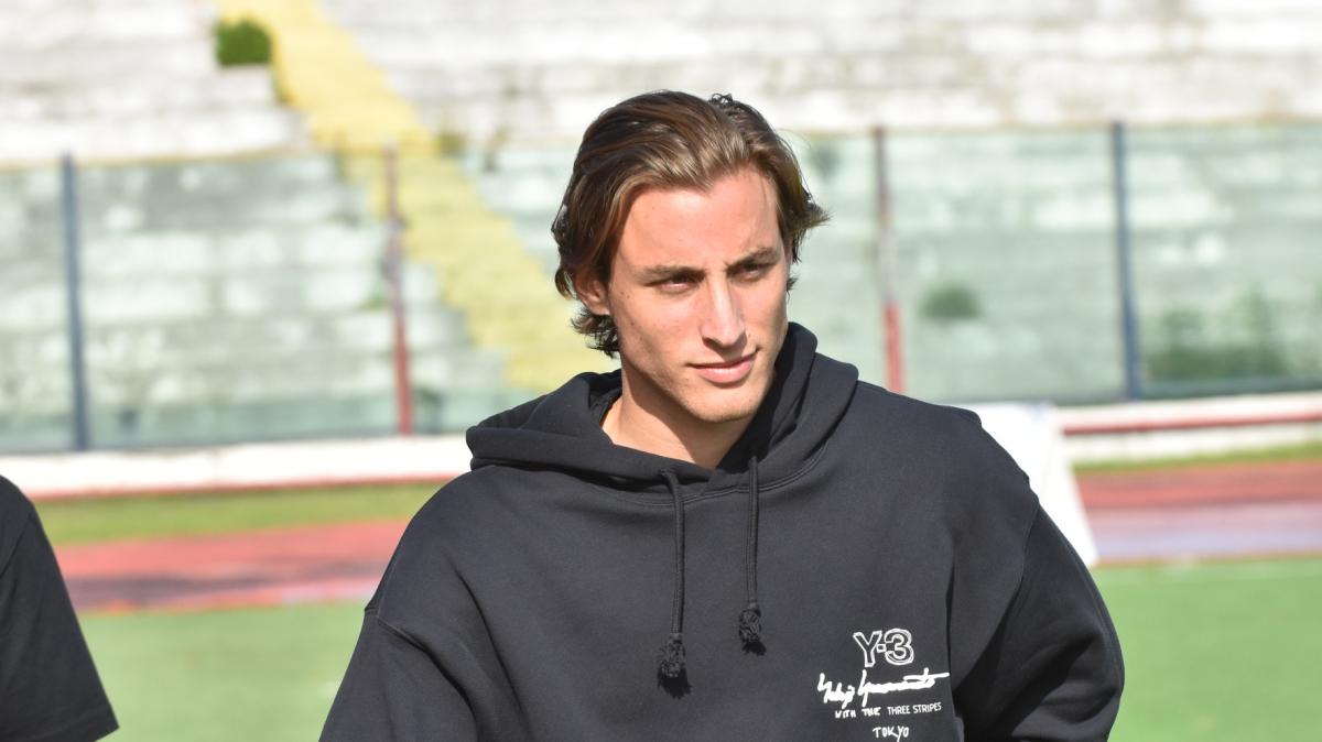 Edoardo Bove torna in campo un anno dopo: entra nel finale di Preston-Watford