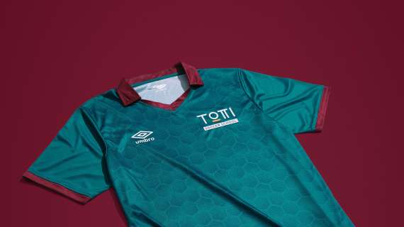 Totti e la sua squadra di calcio a 8: le immagini della nuova maglia. FOTO!
