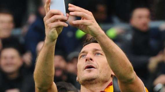 Accadde oggi - Totti salva la Roma e si scatta un selfie. Il Mirror: "Noi odiamo i selfie ma solo per i comuni mortali, Totti può fare ciò che vuole". De Rossi: "Chi dice che io e Totti siamo nemici è un maiale con il microfono"