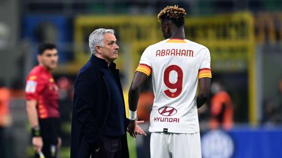 Abraham posta una foto con la coppa. Mourinho risponde: "Manca l'Europa League". La replica dell'attaccante: "La prossima coach"