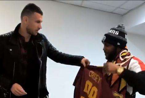NFL - Casey ieri all'Olimpico ha ricevuto una maglia della Roma da Dzeko. VIDEO!