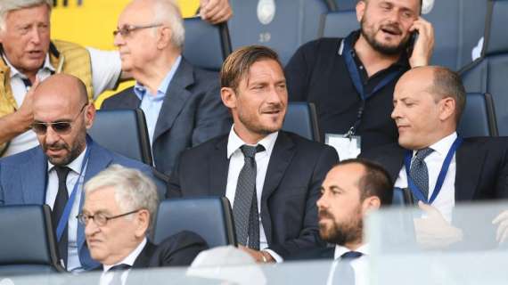 Prima da dirigente per Totti in tribuna. FOTO!