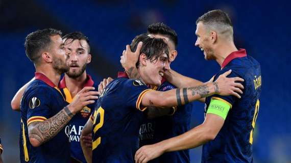 Roma in campo con la maglia blu contro la Juventus