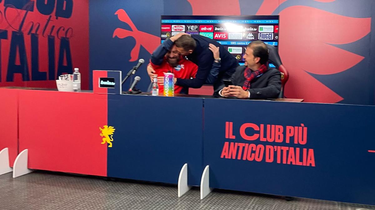 Dzeko interrompe la conferenza di De Rossi per abbracciarlo: "Ero sicuro che mi avrebbe segnato". FOTO! VIDEO!