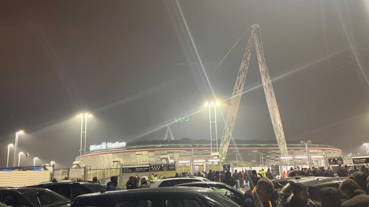 Juventus-Roma - Fuori dall’Allianz Stadium la situazione è tranquilla: tifosi giallorossi in attesa del fischio d’inizio
