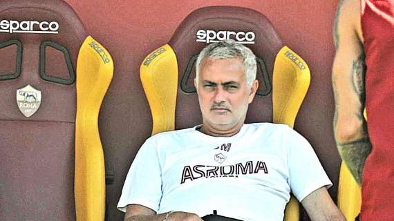 Mourinho scherza con il medico per i piedi sul tavolo: "Non mandare messaggi in codice"