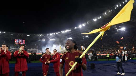 Koné festeggia sotto alla Sud con la bandierina del calcio d'angolo. FOTO!