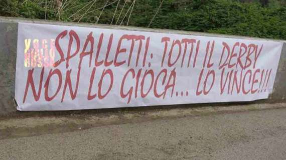 Striscione a Trigoria: "Totti il derby non lo gioca, lo vince". FOTO!